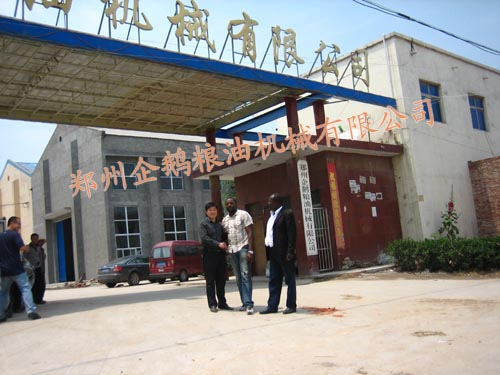 雄鷹展翅:企鵝糧油浸出油設(shè)備遠(yuǎn)銷國(guó)內(nèi)外!(圖1) 印度客戶合影